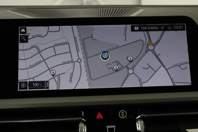 BMW 3-SERIE 330e High Executive | Leder | Stoelverwarming | Carplay | Full LED | Navigatie | Climate control | Parkeerhulp | Cruise control
