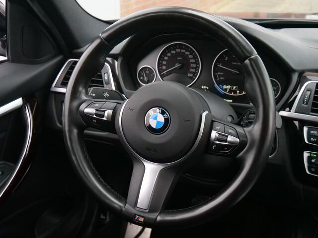 BMW 3-SERIE 318i 136pk High Executive M-Sport Automaat Leder / LED / DAB-radio / Schuifdak / M-pakket
