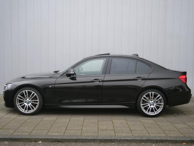 BMW 3-SERIE 318i 136pk High Executive M-Sport Automaat Leder / LED / DAB-radio / Schuifdak / M-pakket