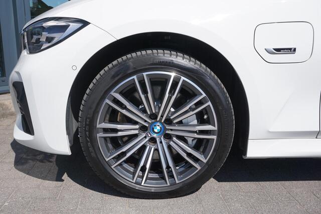 BMW 3-SERIE Touring 330e High Executive