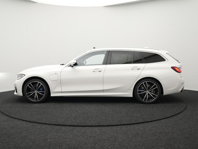BMW 3-SERIE Touring 330e xDrive M Sport Plug In Hybrid 293pk Dealer O.H PHEV | Panodak | Adaptive Cruise | Laser LED | Head Up | Adaptive Onderstel | 19"L.M | Alcantara Sportstoelen Memory |