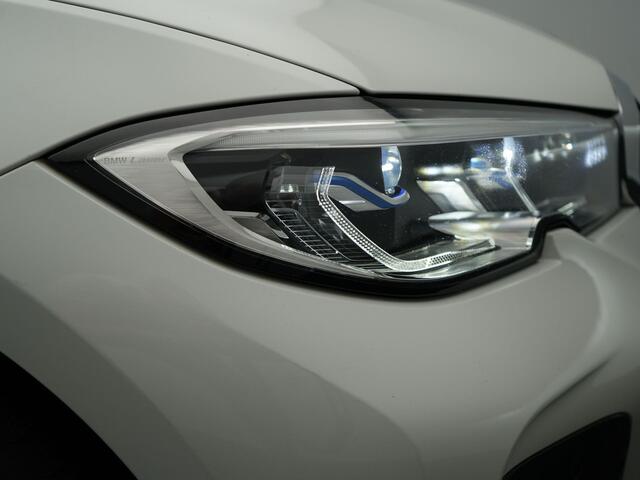 BMW 3-SERIE Touring 330e xDrive M Sport Plug In Hybrid 293pk Dealer O.H PHEV | Panodak | Adaptive Cruise | Laser LED | Head Up | Adaptive Onderstel | 19"L.M | Alcantara Sportstoelen Memory |