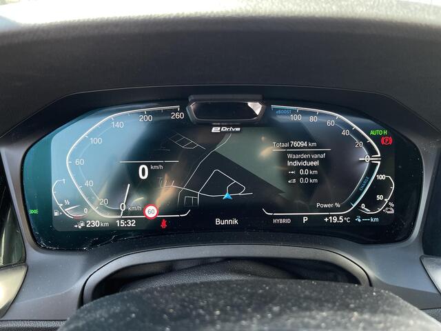 BMW 3-SERIE 330e High Executive 18"/Panoramadak/Laser LED/Stoelverwarming + memory/Head-up/Dodehoek/Adaptieve cruise/Trekhaak/Keyless