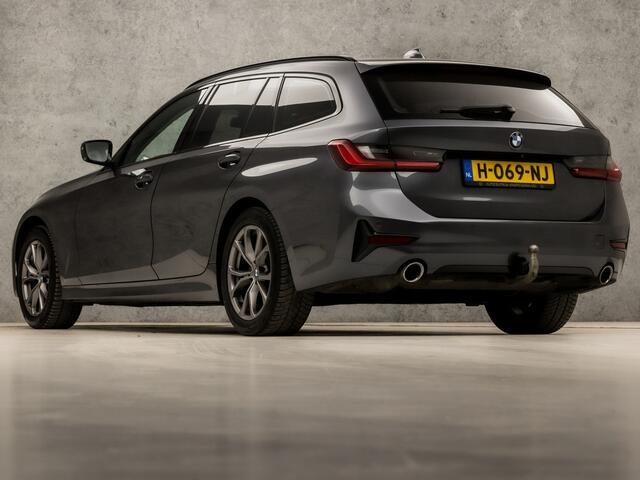 BMW 3-SERIE Touring 320i Sportline Shadow 184Pk Automaat (APPLE CARPLAY, GROOT NAVI, CAMERA, LEDER, ADAPTIVE CRUISE, SFEERVERLICHTING, SPORTSTOELEN, HIFI, TREKHAAK ELEKTRISCH, GETINT GLAS, NIEUWSTAAT)