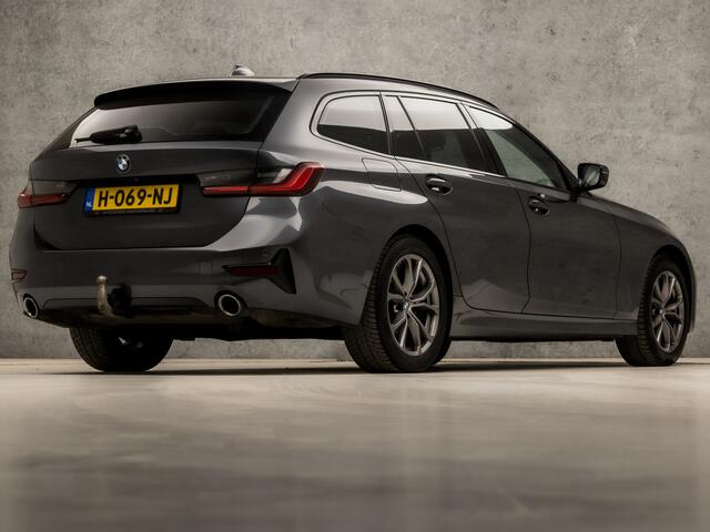 BMW 3-SERIE Touring 320i Sportline Shadow 184Pk Automaat (APPLE CARPLAY, GROOT NAVI, CAMERA, LEDER, ADAPTIVE CRUISE, SFEERVERLICHTING, SPORTSTOELEN, HIFI, TREKHAAK ELEKTRISCH, GETINT GLAS, NIEUWSTAAT)