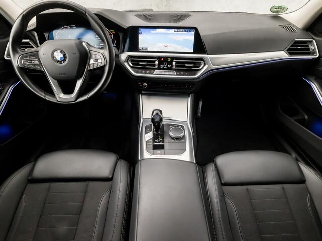 BMW 3-SERIE Touring 320i Sportline Shadow 184Pk Automaat (APPLE CARPLAY, GROOT NAVI, CAMERA, LEDER, ADAPTIVE CRUISE, SFEERVERLICHTING, SPORTSTOELEN, HIFI, TREKHAAK ELEKTRISCH, GETINT GLAS, NIEUWSTAAT)
