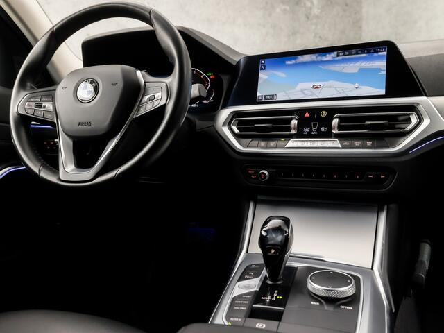 BMW 3-SERIE Touring 320i Sportline Shadow 184Pk Automaat (APPLE CARPLAY, GROOT NAVI, CAMERA, LEDER, ADAPTIVE CRUISE, SFEERVERLICHTING, SPORTSTOELEN, HIFI, TREKHAAK ELEKTRISCH, GETINT GLAS, NIEUWSTAAT)