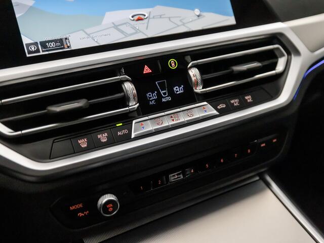BMW 3-SERIE Touring 320i Sportline Shadow 184Pk Automaat (APPLE CARPLAY, GROOT NAVI, CAMERA, LEDER, ADAPTIVE CRUISE, SFEERVERLICHTING, SPORTSTOELEN, HIFI, TREKHAAK ELEKTRISCH, GETINT GLAS, NIEUWSTAAT)