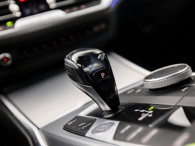 BMW 3-SERIE Touring 320i Sportline Shadow 184Pk Automaat (APPLE CARPLAY, GROOT NAVI, CAMERA, LEDER, ADAPTIVE CRUISE, SFEERVERLICHTING, SPORTSTOELEN, HIFI, TREKHAAK ELEKTRISCH, GETINT GLAS, NIEUWSTAAT)