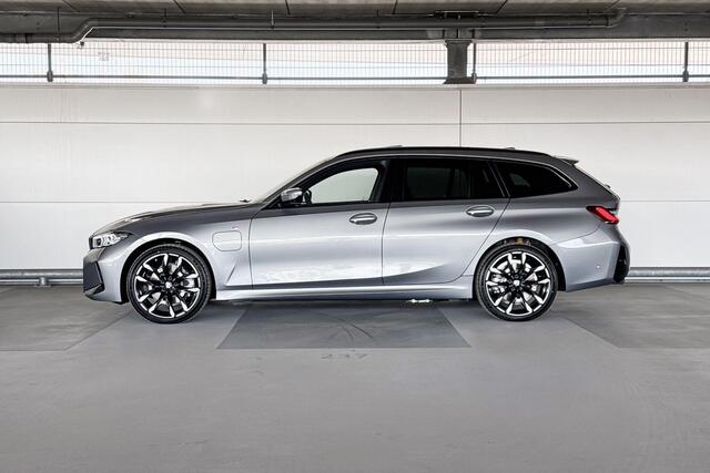 BMW 3-SERIE Touring 330e | Trekhaak met elektrisch wegklapbare kogel | Glazen panoramadak