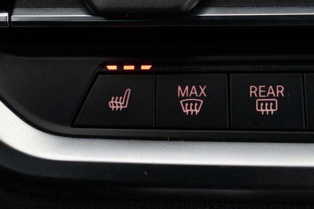 BMW 3-SERIE 320e M Sport | Schuifdak | Laserlight | Leder | Stoelverwarming | Carplay | Sfeerverlichting | Camera | Live Cockpit | Sportstoelen | Navigatie | Park Assist | Dodehoek detectie