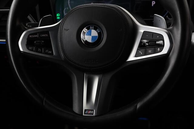 BMW 3-SERIE 320e M Sport | Schuifdak | Laserlight | Leder | Stoelverwarming | Carplay | Sfeerverlichting | Camera | Live Cockpit | Sportstoelen | Navigatie | Park Assist | Dodehoek detectie