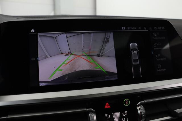 BMW 3-SERIE 320e M Sport | Schuifdak | Laserlight | Leder | Stoelverwarming | Carplay | Sfeerverlichting | Camera | Live Cockpit | Sportstoelen | Navigatie | Park Assist | Dodehoek detectie