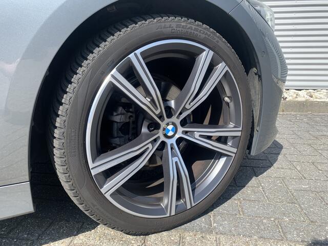 BMW 3-SERIE 318i M Sport / Panoramadak / Géén Afleverkosten