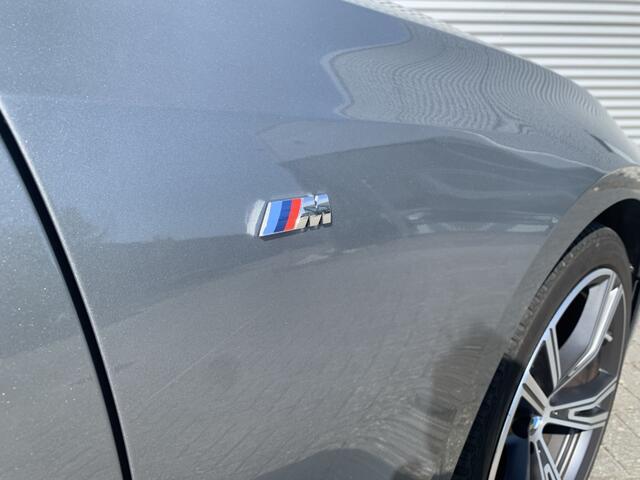 BMW 3-SERIE 318i M Sport / Panoramadak / Géén Afleverkosten