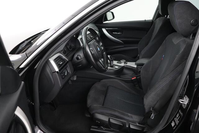 BMW 3-SERIE 318i M Sport | Full LED | Sportstoelen | Alcantara | Climate control | Navigatie | Parkeerhulp | Cruise control | Bluetooth | Getint glas