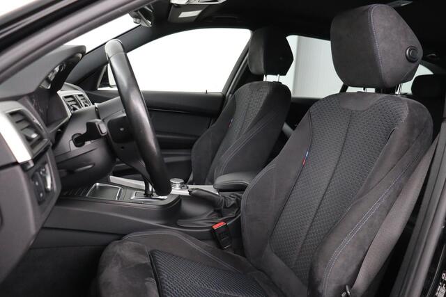 BMW 3-SERIE 318i M Sport | Full LED | Sportstoelen | Alcantara | Climate control | Navigatie | Parkeerhulp | Cruise control | Bluetooth | Getint glas
