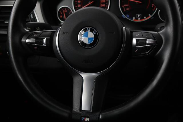 BMW 3-SERIE 318i M Sport | Full LED | Sportstoelen | Alcantara | Climate control | Navigatie | Parkeerhulp | Cruise control | Bluetooth | Getint glas