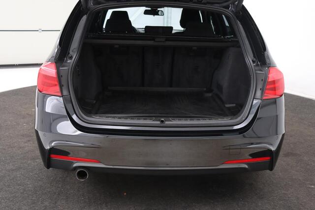 BMW 3-SERIE 318i M Sport | Full LED | Sportstoelen | Alcantara | Climate control | Navigatie | Parkeerhulp | Cruise control | Bluetooth | Getint glas