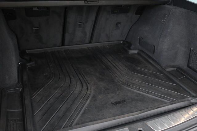 BMW 3-SERIE 318i M Sport | Full LED | Sportstoelen | Alcantara | Climate control | Navigatie | Parkeerhulp | Cruise control | Bluetooth | Getint glas