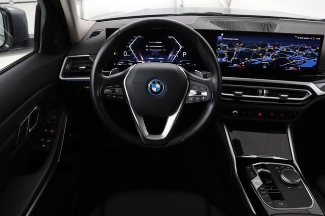 BMW 3-SERIE 320e Business | Stoelverwarming | Adaptive cruise | Trekhaak | Harman/Kardon | Carplay | Camera | Half leder | Sportstoelen