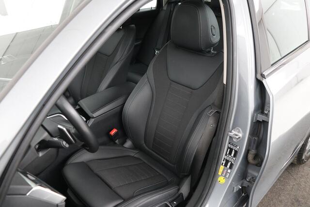 BMW 3-SERIE 320e Business | Stoelverwarming | Adaptive cruise | Trekhaak | Harman/Kardon | Carplay | Camera | Half leder | Sportstoelen