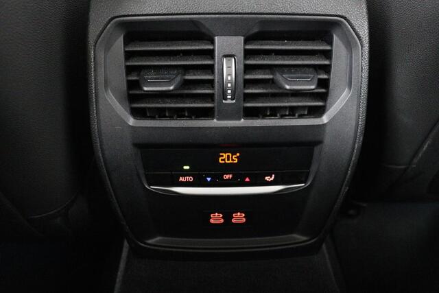 BMW 3-SERIE 320e Business | Stoelverwarming | Adaptive cruise | Trekhaak | Harman/Kardon | Carplay | Camera | Half leder | Sportstoelen