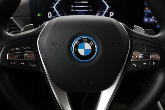 BMW 3-SERIE 320e Business | Stoelverwarming | Adaptive cruise | Trekhaak | Harman/Kardon | Carplay | Camera | Half leder | Sportstoelen