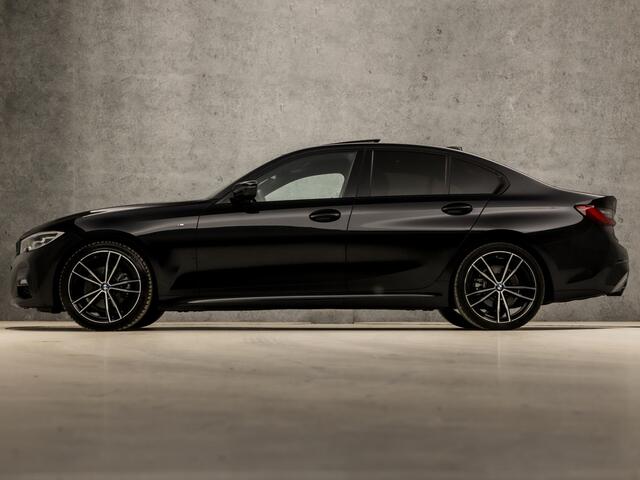 BMW 3-SERIE 320i High Executive M Sport 184Pk Automaat (SCHUIFDAK, M PAKKET, APPLE CARPLAY, LEDER/ALCANTARA, STOELVERWARMING, SPORTSTOELEN, CAMERA, SFEERVERLICHTING, ADAPTIVE CRUISE, NIEUWSTAAT)