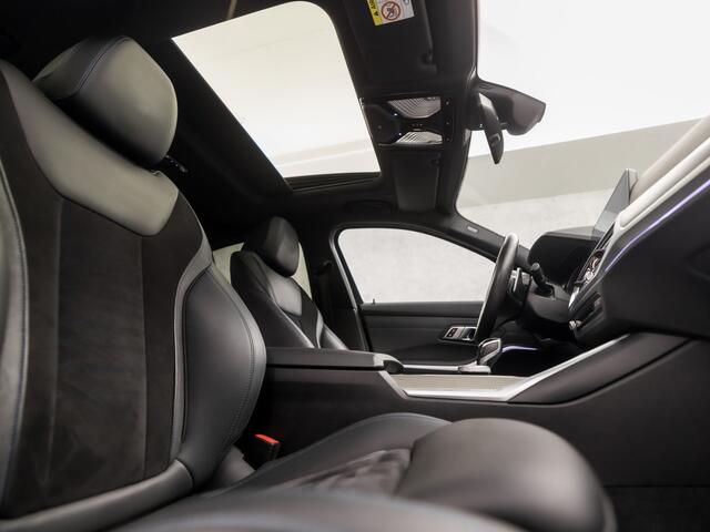 BMW 3-SERIE 320i High Executive M Sport 184Pk Automaat (SCHUIFDAK, M PAKKET, APPLE CARPLAY, LEDER/ALCANTARA, STOELVERWARMING, SPORTSTOELEN, CAMERA, SFEERVERLICHTING, ADAPTIVE CRUISE, NIEUWSTAAT)
