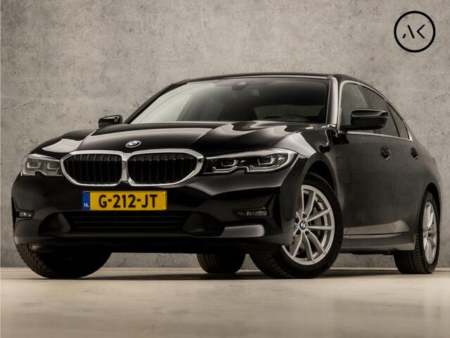 BMW 3-SERIE 330e Sportline 293Pk Automaat (APPLE CARPLAY, M STUUR, 1e EIGENAAR, GROOT NAVI, STOELVERWARMING, LEDEREN SPORTSTOELEN, CAMERA, ZWART HEMEL, GETINT GLAS, HIFI, LANE ASSIST, NIEUWE APK, NIEUWSTAAT)