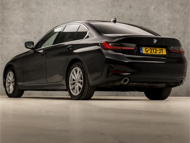 BMW 3-SERIE 330e Sportline 293Pk Automaat (APPLE CARPLAY, M STUUR, 1e EIGENAAR, GROOT NAVI, STOELVERWARMING, LEDEREN SPORTSTOELEN, CAMERA, ZWART HEMEL, GETINT GLAS, HIFI, LANE ASSIST, NIEUWE APK, NIEUWSTAAT)