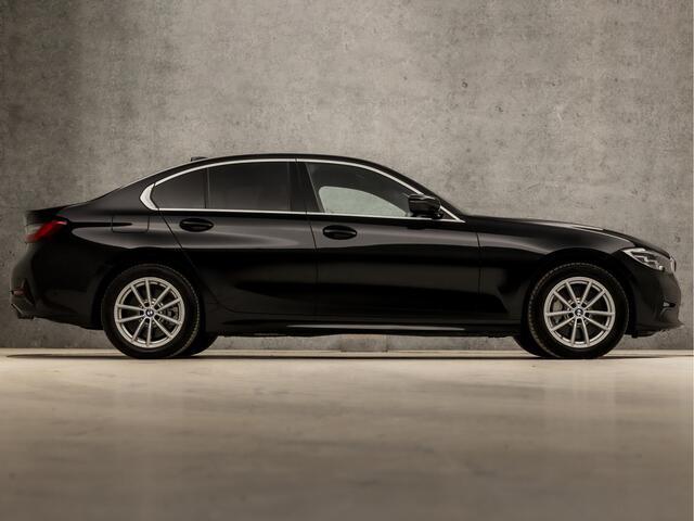 BMW 3-SERIE 330e Sportline 293Pk Automaat (APPLE CARPLAY, M STUUR, 1e EIGENAAR, GROOT NAVI, STOELVERWARMING, LEDEREN SPORTSTOELEN, CAMERA, ZWART HEMEL, GETINT GLAS, HIFI, LANE ASSIST, NIEUWE APK, NIEUWSTAAT)