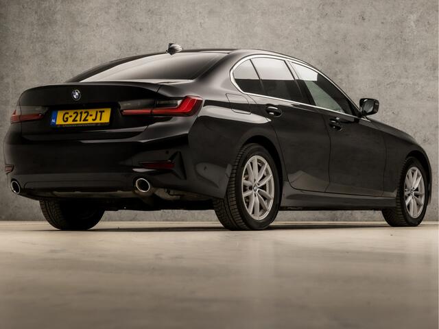 BMW 3-SERIE 330e Sportline 293Pk Automaat (APPLE CARPLAY, M STUUR, 1e EIGENAAR, GROOT NAVI, STOELVERWARMING, LEDEREN SPORTSTOELEN, CAMERA, ZWART HEMEL, GETINT GLAS, HIFI, LANE ASSIST, NIEUWE APK, NIEUWSTAAT)