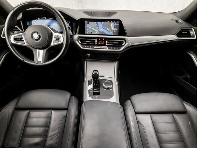BMW 3-SERIE 330e Sportline 293Pk Automaat (APPLE CARPLAY, M STUUR, 1e EIGENAAR, GROOT NAVI, STOELVERWARMING, LEDEREN SPORTSTOELEN, CAMERA, ZWART HEMEL, GETINT GLAS, HIFI, LANE ASSIST, NIEUWE APK, NIEUWSTAAT)