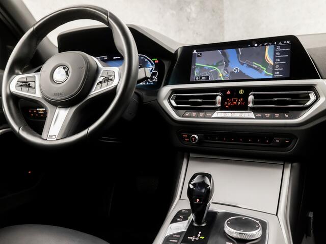 BMW 3-SERIE 330e Sportline 293Pk Automaat (APPLE CARPLAY, M STUUR, 1e EIGENAAR, GROOT NAVI, STOELVERWARMING, LEDEREN SPORTSTOELEN, CAMERA, ZWART HEMEL, GETINT GLAS, HIFI, LANE ASSIST, NIEUWE APK, NIEUWSTAAT)