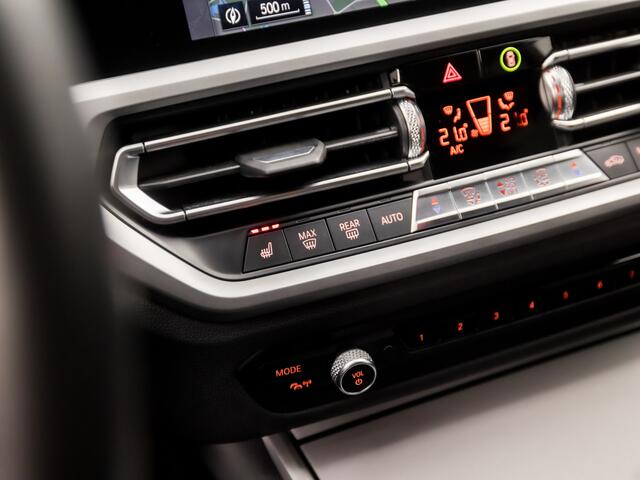 BMW 3-SERIE 330e Sportline 293Pk Automaat (APPLE CARPLAY, M STUUR, 1e EIGENAAR, GROOT NAVI, STOELVERWARMING, LEDEREN SPORTSTOELEN, CAMERA, ZWART HEMEL, GETINT GLAS, HIFI, LANE ASSIST, NIEUWE APK, NIEUWSTAAT)