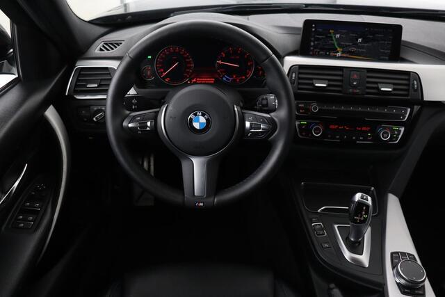 BMW 3-SERIE 318i M Sport | Panoramadak | Leder | Stoelverwarming | Camera | Sportstoelen | Navigatie | Climate control | Dodehoek detectie | Park Assist | Full LED