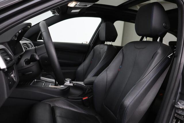 BMW 3-SERIE 318i M Sport | Panoramadak | Leder | Stoelverwarming | Camera | Sportstoelen | Navigatie | Climate control | Dodehoek detectie | Park Assist | Full LED
