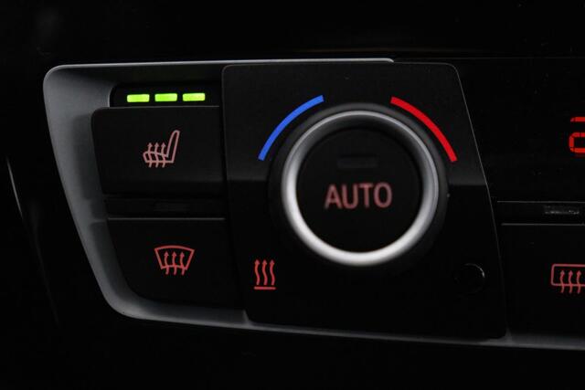 BMW 3-SERIE 318i M Sport | Panoramadak | Leder | Stoelverwarming | Camera | Sportstoelen | Navigatie | Climate control | Dodehoek detectie | Park Assist | Full LED