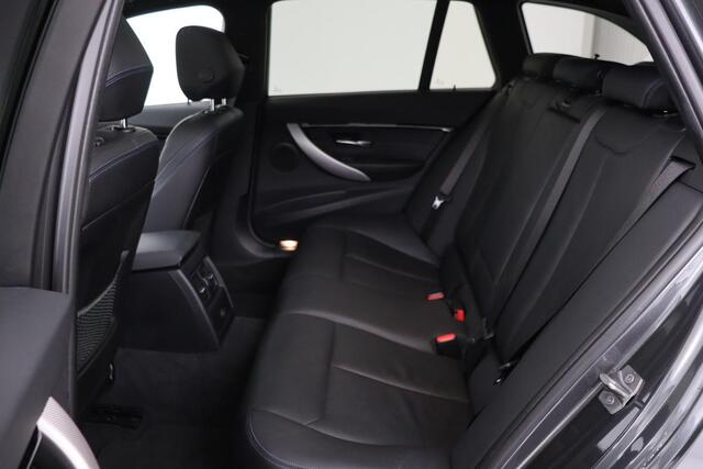 BMW 3-SERIE 318i M Sport | Panoramadak | Leder | Stoelverwarming | Camera | Sportstoelen | Navigatie | Climate control | Dodehoek detectie | Park Assist | Full LED