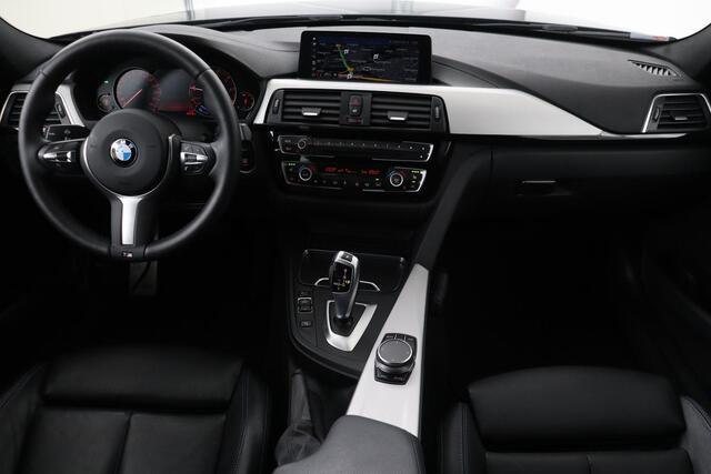 BMW 3-SERIE 318i M Sport | Panoramadak | Leder | Stoelverwarming | Camera | Sportstoelen | Navigatie | Climate control | Dodehoek detectie | Park Assist | Full LED