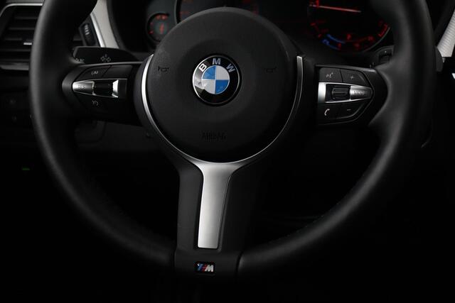 BMW 3-SERIE 318i M Sport | Panoramadak | Leder | Stoelverwarming | Camera | Sportstoelen | Navigatie | Climate control | Dodehoek detectie | Park Assist | Full LED