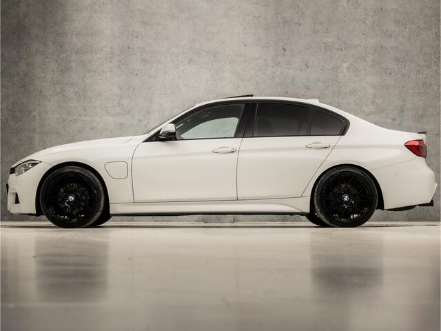BMW 3-SERIE 330e M Sport 252Pk Automaat (SCHUIFDAK, M PAKKET, GROOT NAVI, MEMORY SEATS, LEDER, STOELVERWARMING, FLIPPERS, CAMERA, ZWART HEMEL, GETINT GLAS, NIEUWE APK, NIEUWSTAAT)