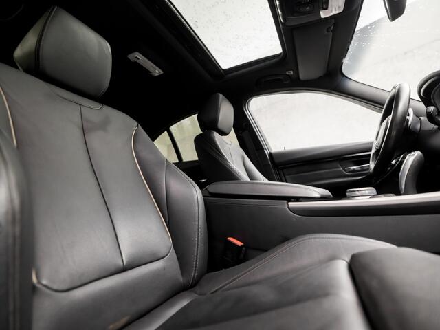 BMW 3-SERIE 330e M Sport 252Pk Automaat (SCHUIFDAK, M PAKKET, GROOT NAVI, MEMORY SEATS, LEDER, STOELVERWARMING, FLIPPERS, CAMERA, ZWART HEMEL, GETINT GLAS, NIEUWE APK, NIEUWSTAAT)