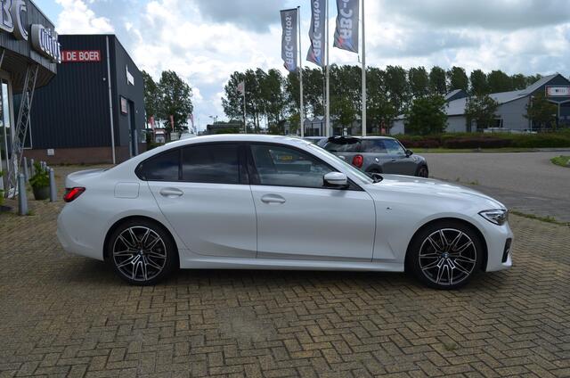 BMW 3-SERIE 2.0 260 pk M-Sport Edition / 19"M / Wit metallic