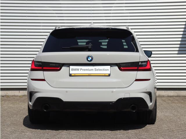 BMW 3-SERIE Touring 330e | High Executive | M Sportpakket | Panodak | M Adaptief Onderstel | Parking Pack | Hi-Fi | Individual | M-Performance | 19'' LMV