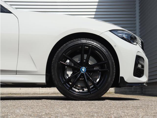 BMW 3-SERIE Touring 330e | High Executive | M Sportpakket | Panodak | M Adaptief Onderstel | Parking Pack | Hi-Fi | Individual | M-Performance | 19'' LMV