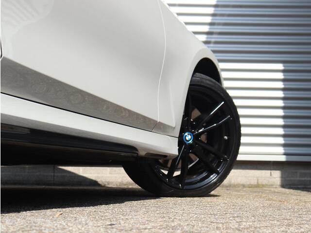 BMW 3-SERIE Touring 330e | High Executive | M Sportpakket | Panodak | M Adaptief Onderstel | Parking Pack | Hi-Fi | Individual | M-Performance | 19'' LMV