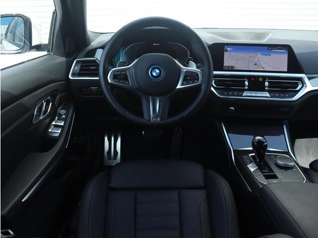 BMW 3-SERIE Touring 330e | High Executive | M Sportpakket | Panodak | M Adaptief Onderstel | Parking Pack | Hi-Fi | Individual | M-Performance | 19'' LMV